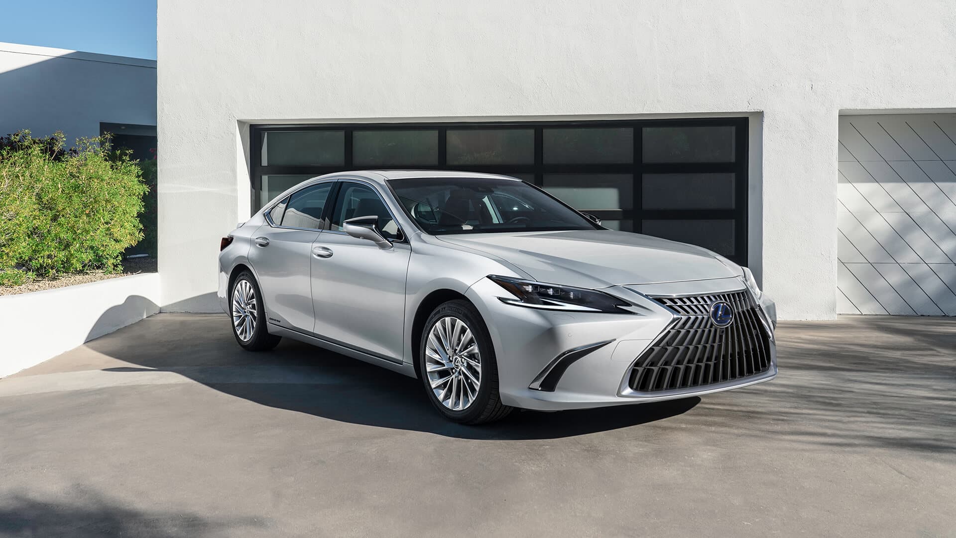 LEXUS PREMIERES NEW ES